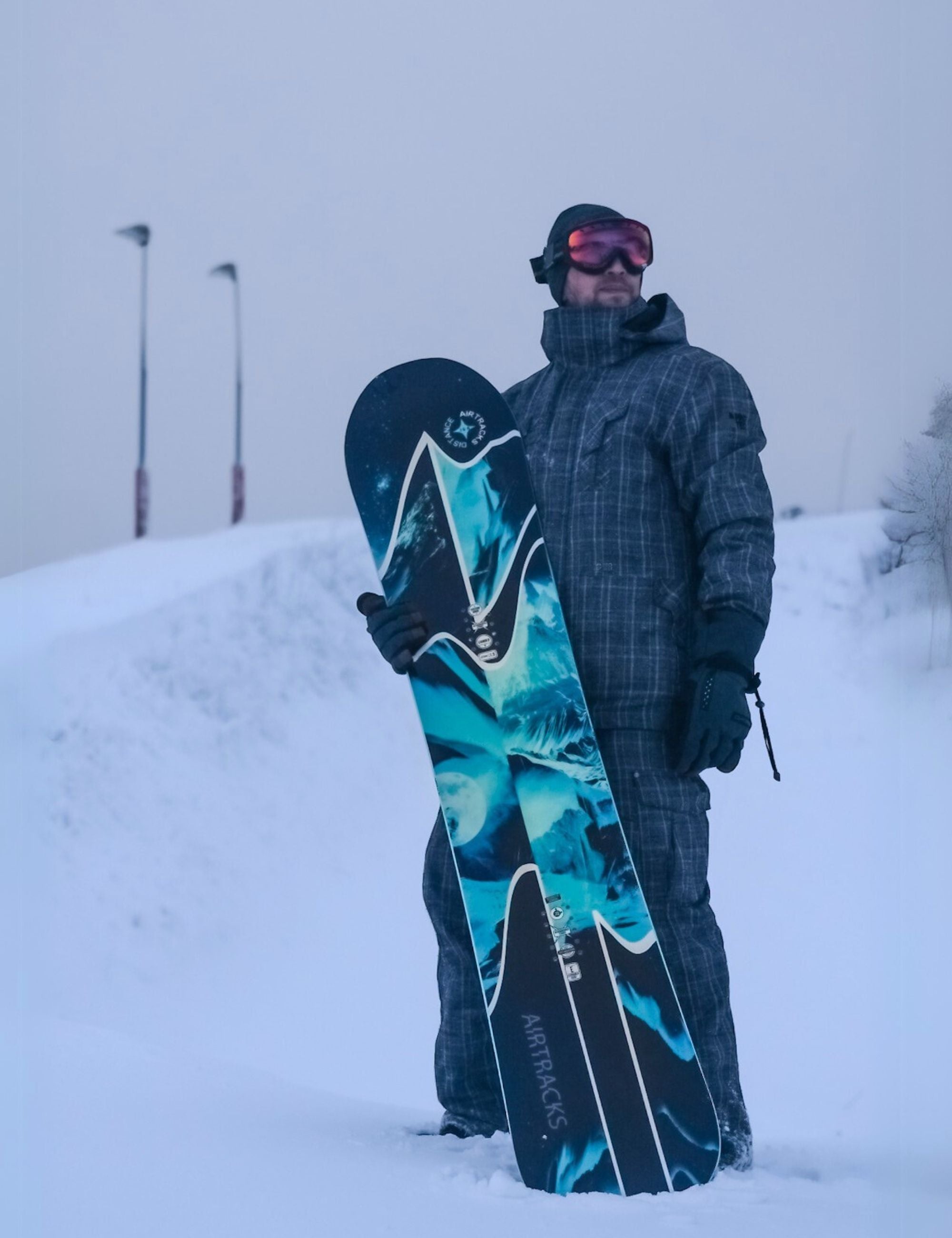 Distanza di snowboard maschile larga il camber