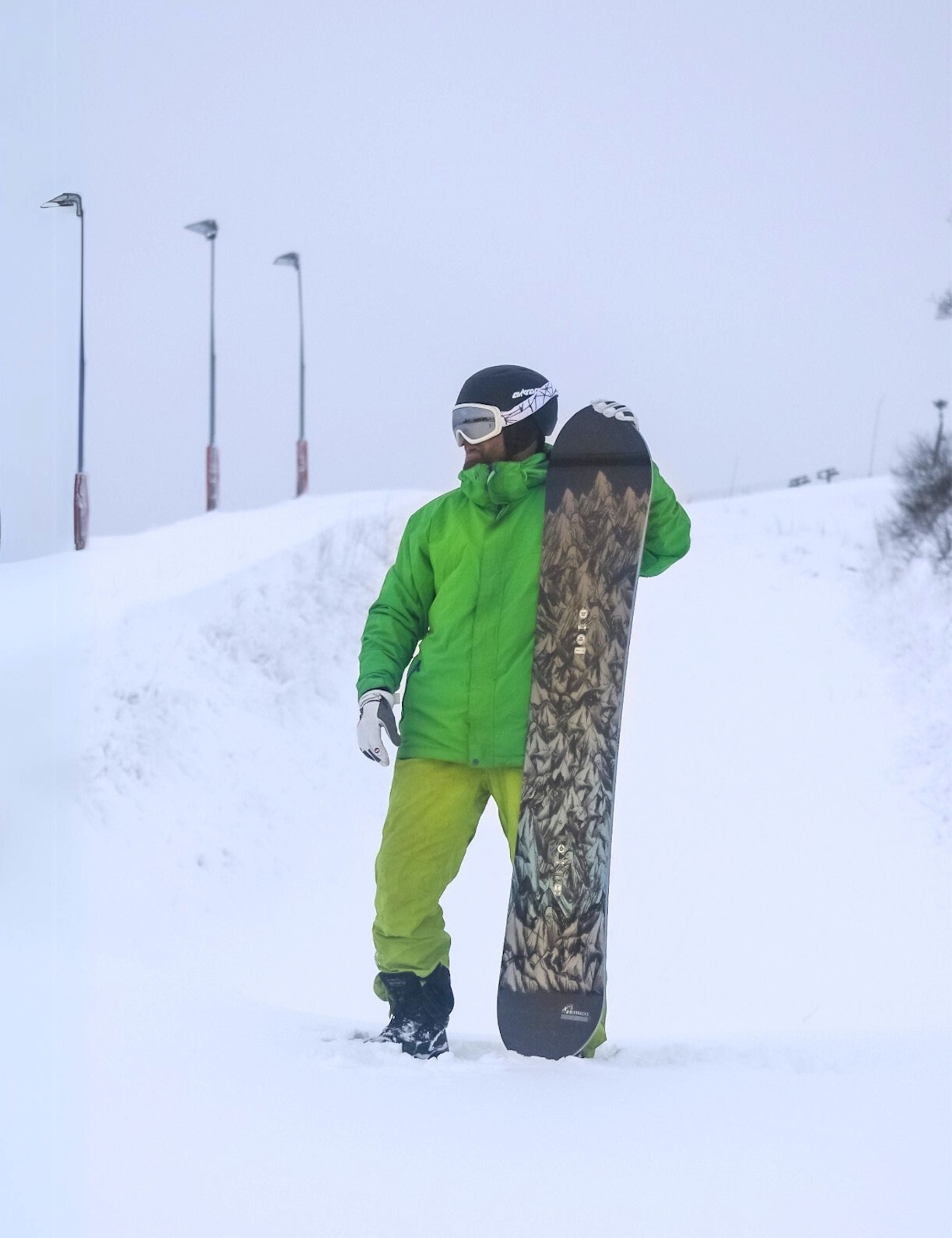 Mannen snowboard berglijnen nul rocker wijd